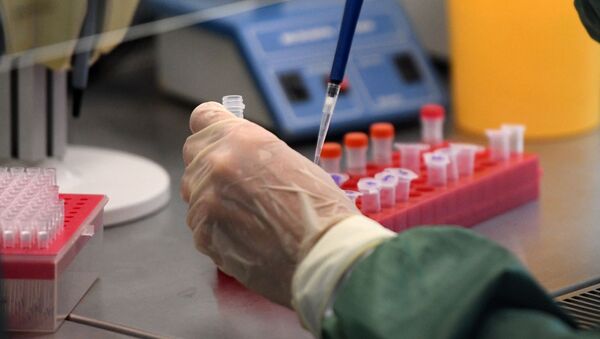 Работа вирусологической лаборатории, где производится анализ на новую коронавирусную инфекцию - Sputnik Узбекистан