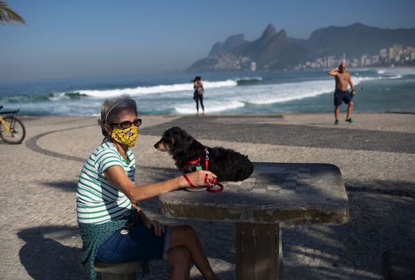 Женщина с собакой на пляже в Рио-де-Жанейро, Бразилия  - Sputnik Узбекистан