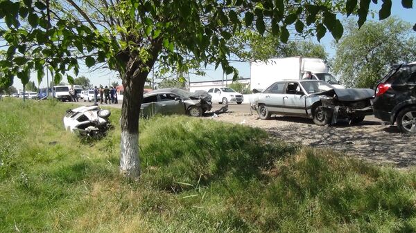 Сирдарёда беш автомашина тўқнашди, 2 киши қурбон бўлди Сирдарёда беш автомашина тўқнашди, 2 киши қурбон бўлди - Sputnik Ўзбекистон