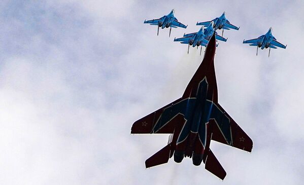 MiG-29 va Su-30SM qiruvchilarining parvozi, G‘alaba paradi repetitsiyasi.  - Sputnik O‘zbekiston