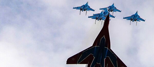 Истребители МиГ-29 и Су-30СМ пилотажных групп Русские витязи и Стрижи во время репетиции воздушной части парада Победы - Sputnik Узбекистан