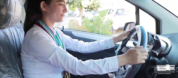 Хоким Ташкента подарил медалистке школы автомобиль Spark - Sputnik Ўзбекистон