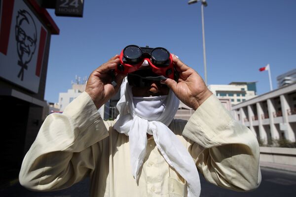 Наблюдение за частичным солнечным затмением в Бахрейне  - Sputnik Ўзбекистон