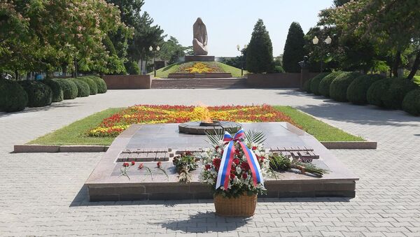 Возложение цветов на Волгоградском кладбище в Ташкенте - Sputnik Ўзбекистон