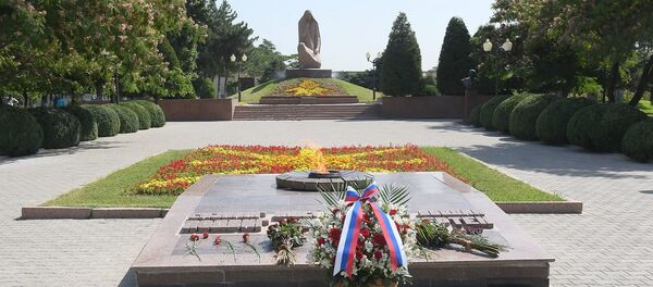 Возложение цветов на Волгоградском кладбище в Ташкенте - Sputnik Узбекистан