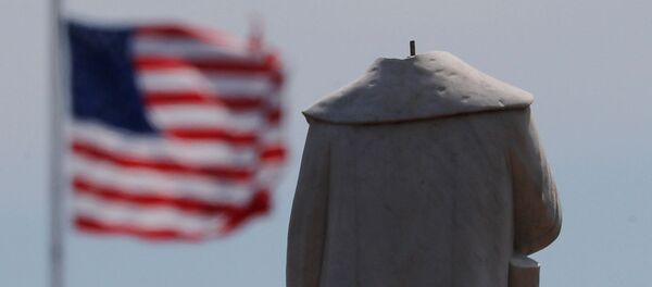 Памятник первооткрывателю Америки Христофору Колумбу в Бостоне, обезглавленный во время протестов - Sputnik Узбекистан