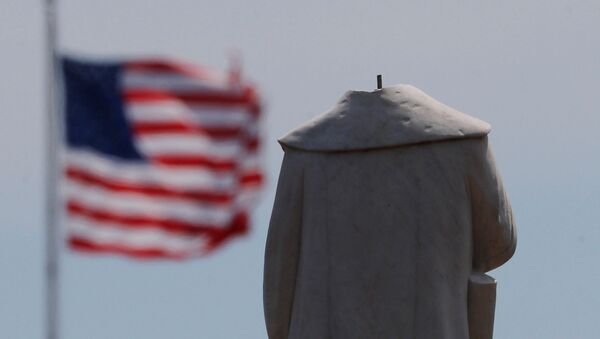 Памятник первооткрывателю Америки Христофору Колумбу в Бостоне, обезглавленный во время протестов - Sputnik Узбекистан