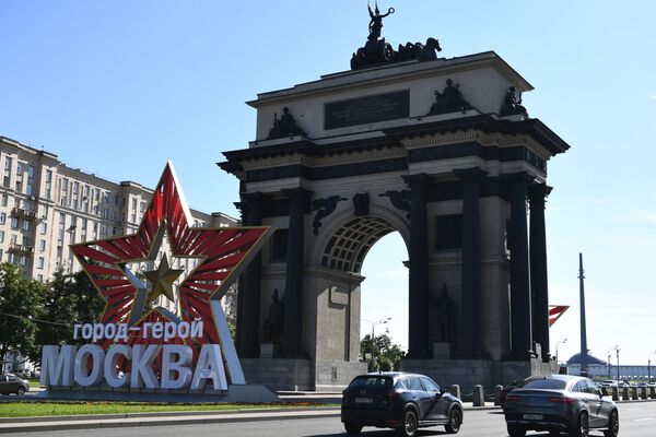 Zvezda s nadpisyu gorod-geroy Moskva u Triumfalnoy arki na Kutuzovskom prospekte v Moskve - Sputnik O‘zbekiston
