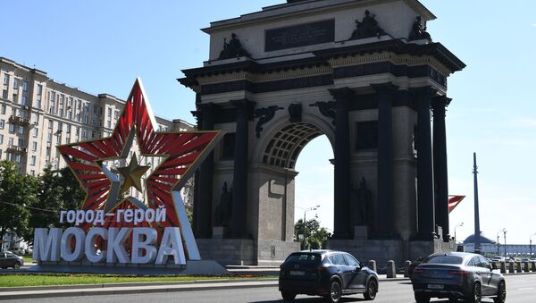 Звезда с надписью город-герой Москва у Триумфальной арки на Кутузовском проспекте в Москве - Sputnik Узбекистан