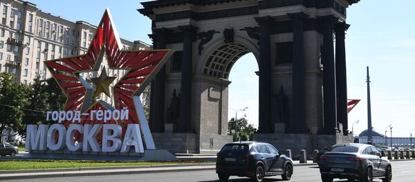 Звезда с надписью город-герой Москва у Триумфальной арки на Кутузовском проспекте в Москве - Sputnik Узбекистан