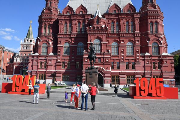 Украшение перед памятником маршалу Георгию Жукову у Исторического музея в Москве - Sputnik Узбекистан