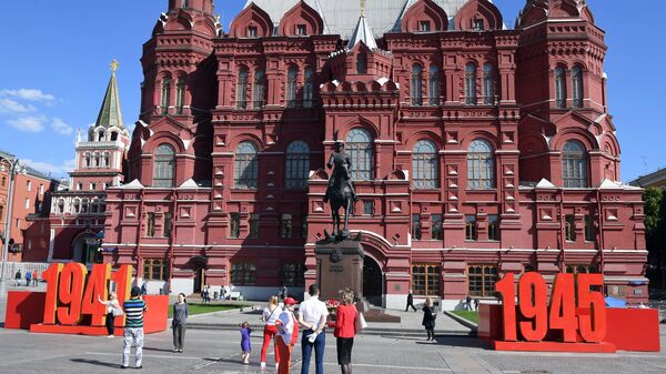 Украшение перед памятником маршалу Георгию Жукову у Исторического музея в Москве - Sputnik Ўзбекистон