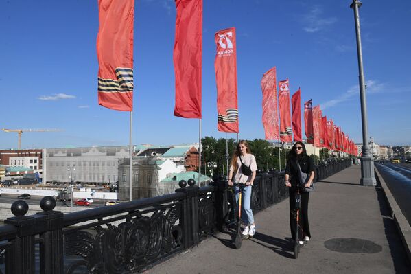 Девушки на самокатах на Большом Каменном Мосту в Москве - Sputnik Ўзбекистон