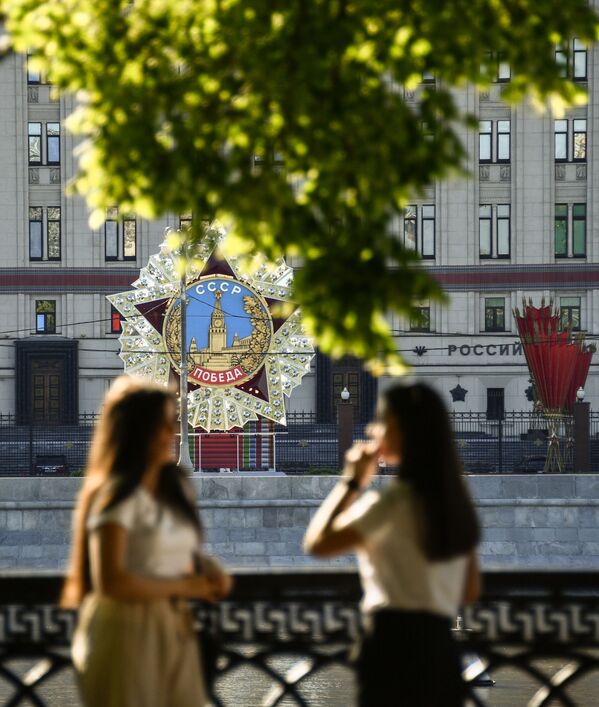 Декорация в виде Ордена Победы у здания Министерства обороны в Москве - Sputnik Узбекистан