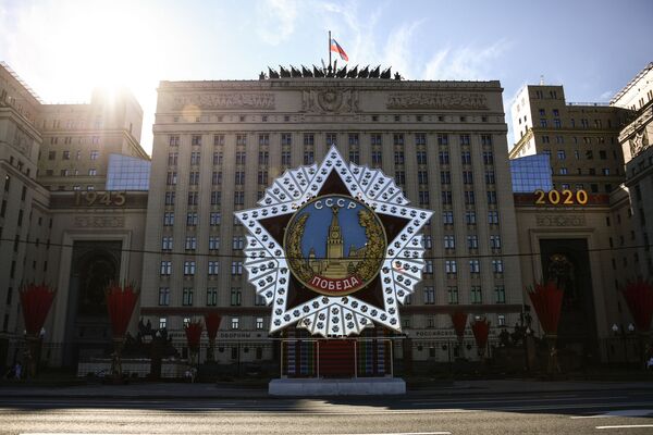 Dekoratsiya v vide Ordena Pobedi u zdaniya Ministerstva oboroni v Moskve - Sputnik O‘zbekiston
