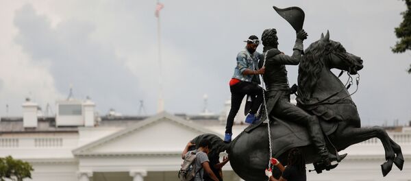 Вашингтонда Лафайетт майдонидан АҚШнинг еттинчи президенти Эндрю Жексон ҳайкалини қулатишга уринди. Вашингтонда Лафайетт майдонидан АҚШнинг еттинчи президенти Эндрю Жексон ҳайкалини қулатишга уринди. - Sputnik Ўзбекистон