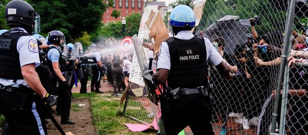 Полиция во время протестов напротив Белого дома  Полиция во время протестов напротив Белого дома  - Sputnik Ўзбекистон