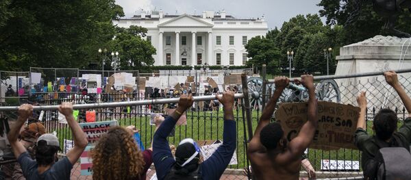 Протестующие у Белого дома в Вашингтоне - Sputnik Узбекистан