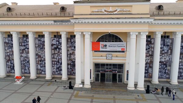 Портреты уральцев-фронтовиков украсили фасад вокзала в Екатеринбурге - Sputnik Узбекистан