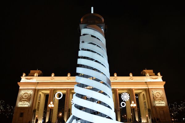 Новогодняя елка в виде парашютной вышки установлена перед входом в Парк Горького - Sputnik Узбекистан