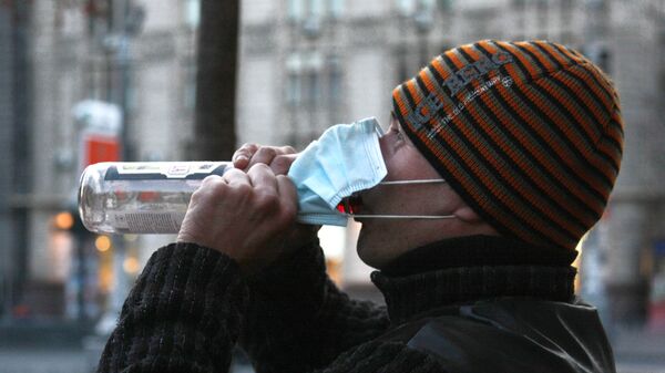 Житель в защитной маске пьет водку - Sputnik Узбекистан