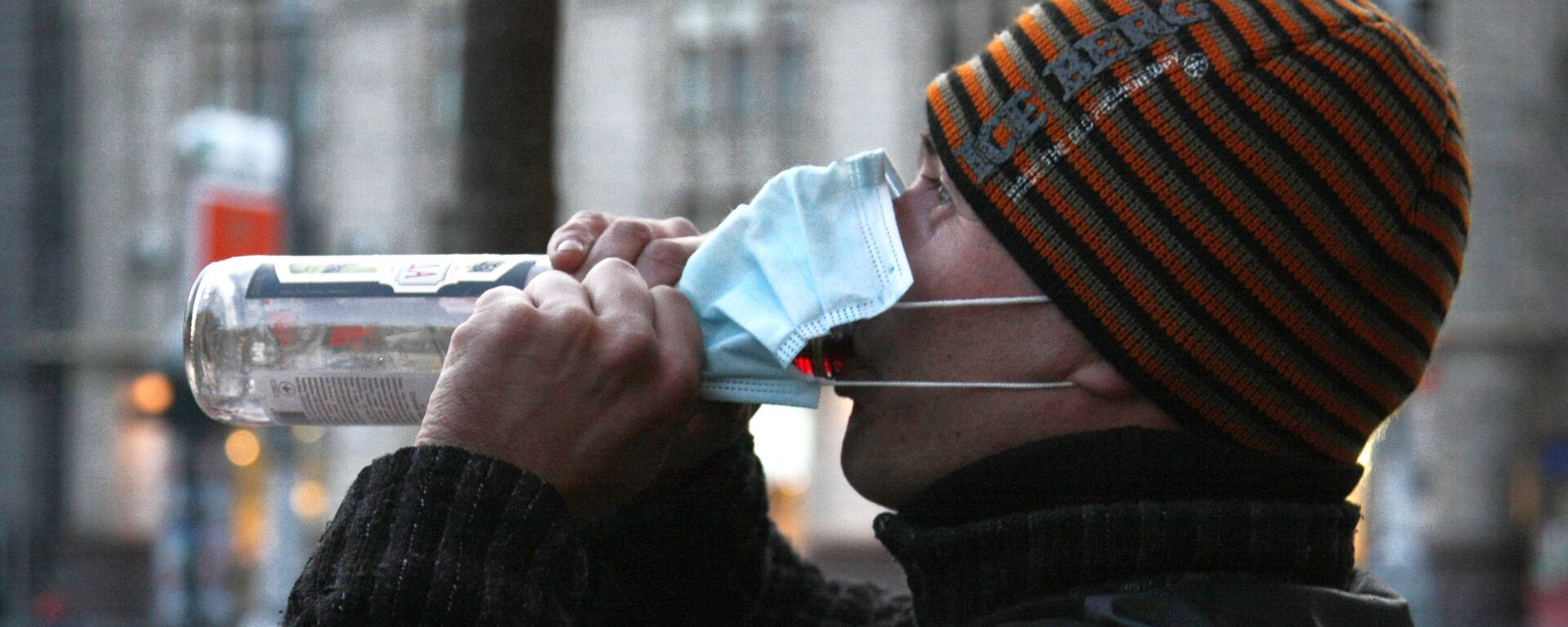 Житель в защитной маске пьет водку - Sputnik Узбекистан, 1920, 18.01.2021