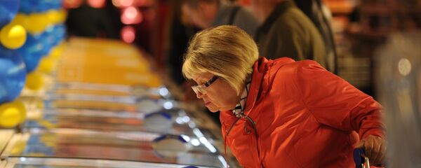 Покупатели в торговом зале торгового центра - Sputnik Узбекистан