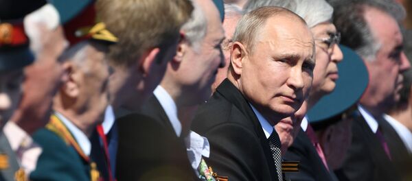 Prezident RF Vladimir Putin na voyennom parade v oznamenovanie 75-letiya Pobedi v Velikoy Otechestvennoy voyne Prezident RF Vladimir Putin na voyennom parade v oznamenovanie 75-letiya Pobedi v Velikoy Otechestvennoy voyne - Sputnik O‘zbekiston