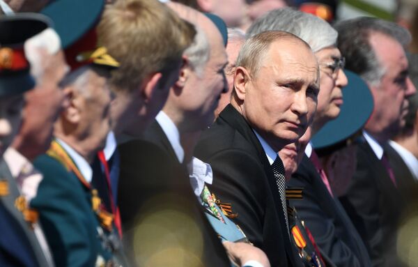 Президент РФ Владимир Путин на военном параде в ознаменование 75-летия Победы на Красной площади - Sputnik Узбекистан