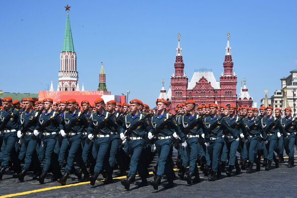 Военнослужащие парадных расчетов во время военного парада Победы на Красной площади - Sputnik Ўзбекистон