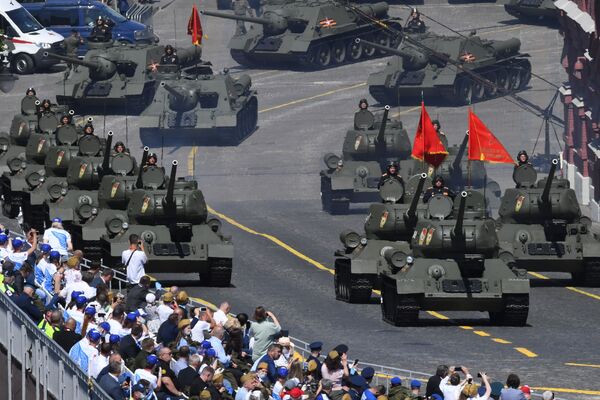 Tanki T-34-85 vo vremya voyennogo parada Pobedы na Krasnoy ploщadi - Sputnik Oʻzbekiston