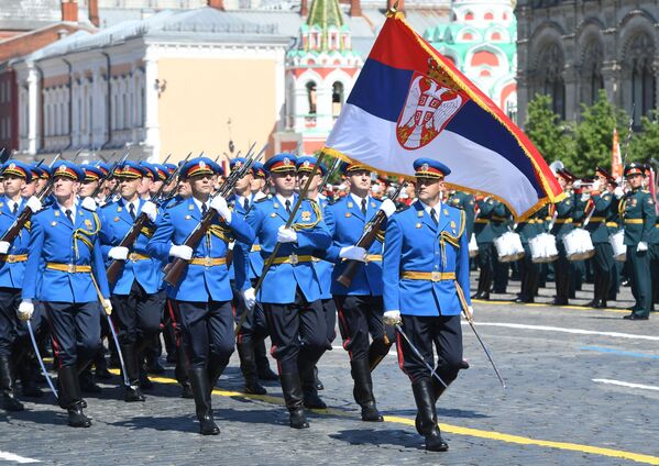 Парадный расчет армии Сербии во время военного парада Победы в Москве - Sputnik Ўзбекистон