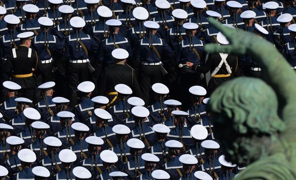 Военнослужащие парадных расчетов перед началом военного парада Победы на Красной площади - Sputnik Ўзбекистон