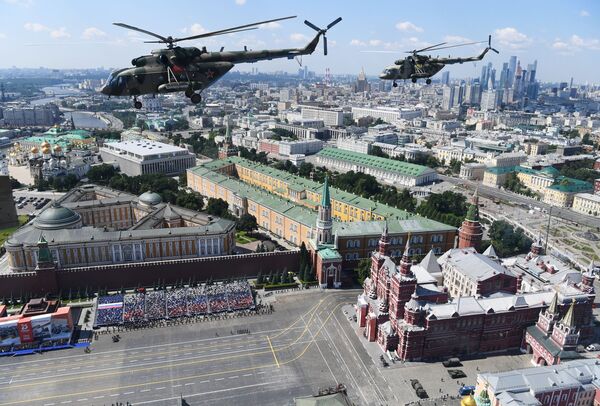 Многоцелевые вертолеты Ми-8 во время воздушной части военного парада Победы - Sputnik Ўзбекистон