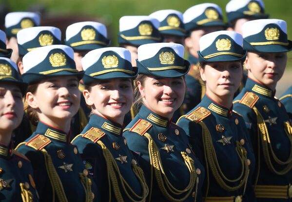 Военнослужащие парадных расчетов перед началом военного парада на Красной площади в Москве - Sputnik Ўзбекистон