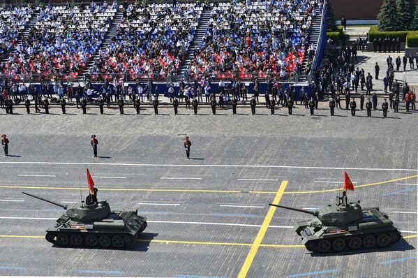 Танки Т-34-85 во время военного парада Победы - Sputnik Ўзбекистон