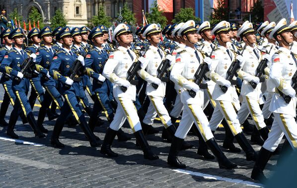Парадный расчет армии КНР во время военного парада Победы в Москве - Sputnik Ўзбекистон