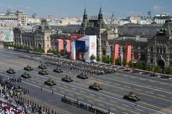 Танки Т-34-85 во время военного парада в ознаменование 75-летия Победы на Красной площади - Sputnik Ўзбекистон