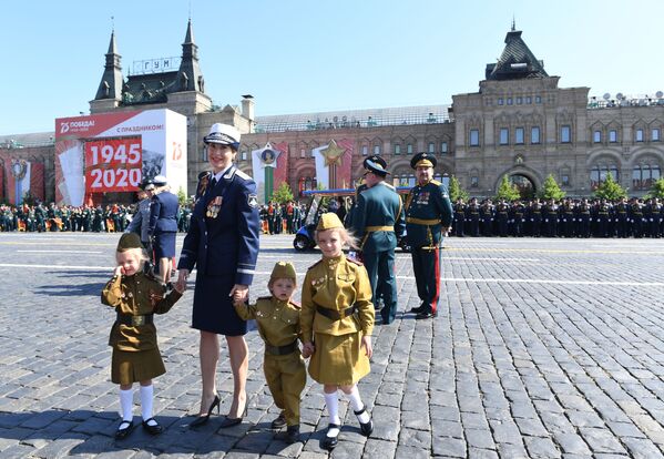 Гости перед началом военного парада Победы на Красной площади - Sputnik Ўзбекистон