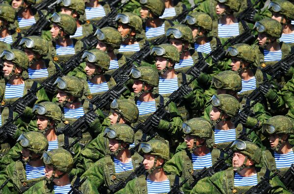 Военнослужащие парадных расчетов на параде Победы на Красной площади - Sputnik Ўзбекистон
