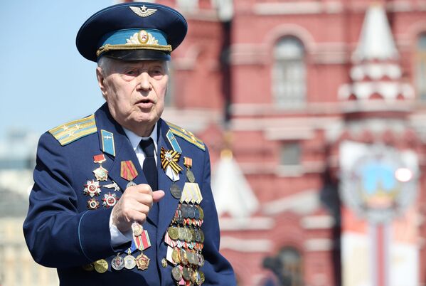 Veteran pered nachalom voyennogo parada Pobedы na Krasnoy ploщadi - Sputnik Oʻzbekiston