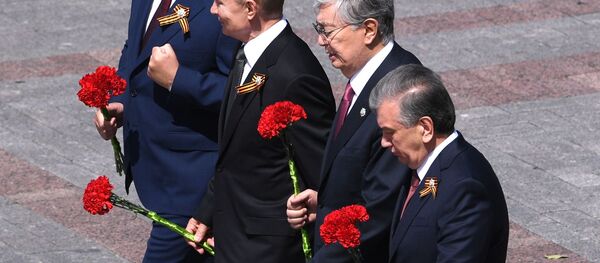 Президент РФ Владимир Путин и президент Молдавии Игорь Додон (слева) на церемонии совместного возложения цветов к Могиле Неизвестного Солдата в Александровском саду в Москве. Справа налево: президент Узбекистана Шавкат Мирзиёев и президент Казахстана Касым-Жомарт Токаев. Президент РФ Владимир Путин и президент Молдавии Игорь Додон (слева) на церемонии совместного возложения цветов к Могиле Неизвестного Солдата в Александровском саду в Москве. Справа налево: президент Узбекистана Шавкат Мирзиёев и президент Казахстана Касым-Жомарт Токаев. - Sputnik Ўзбекистон