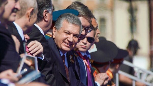 Prezident Uzbekistana Shavkat Mirziyoyev na Krasnoy ploshadi vo vremya parada  - Sputnik O‘zbekiston
