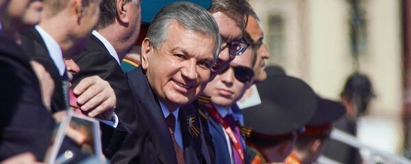 Президент Узбекистана Шавкат Мирзиёев на Красной площади во время парада  - Sputnik Узбекистан