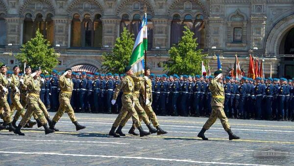 Военнослужащие ВС Узбекистана во время парада на Красной площади - Sputnik Ўзбекистон