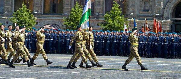 Военнослужащие ВС Узбекистана во время парада на Красной площади - Sputnik Узбекистан