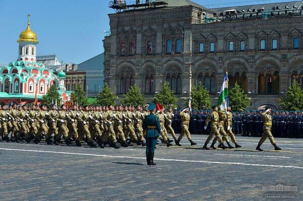 Шавкат Мирзиёев принял участие в параде Победы в Москве — фото - Sputnik Узбекистан