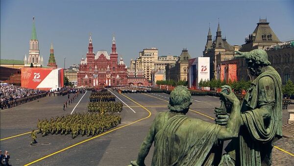 Voyennoslujashie stran bivshego SSSR na parade Pobedi v Moskve - Sputnik O‘zbekiston