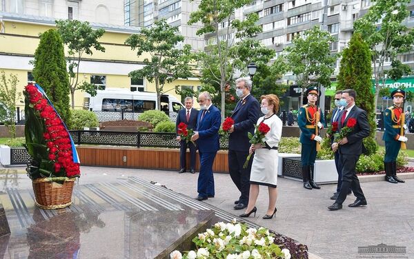 Президент Узбекистана посетил сквер Ислама Каримова в Москве - Sputnik Узбекистан