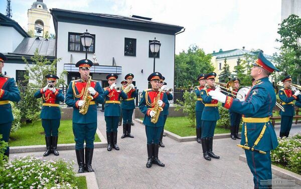 Президент Узбекистана посетил сквер Ислама Каримова в Москве - Sputnik Ўзбекистон